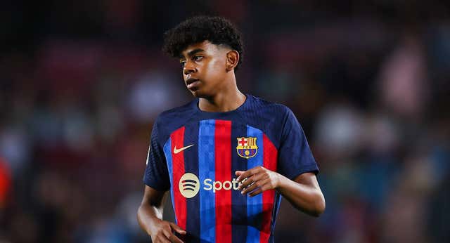 Lamine Yamal rompe el récord de precocidad del Barcelona: ¡debuta con 15 años… y está a punto de marcar!
