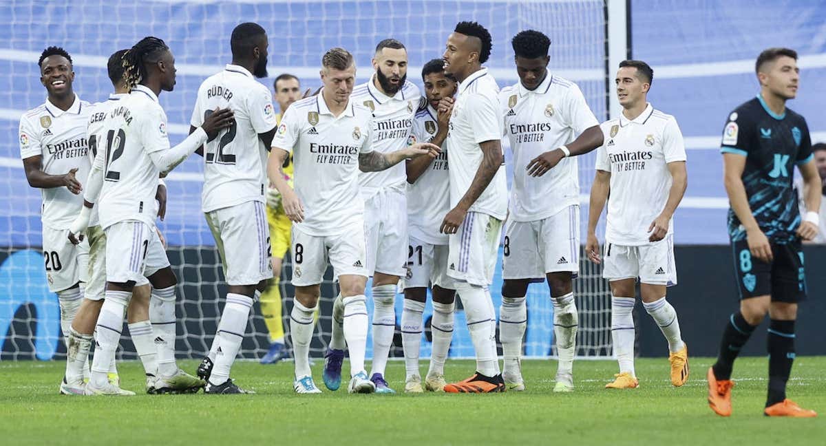 Los jugadores del Real Madrid celebran uno de los goles de Benzema. /EFE