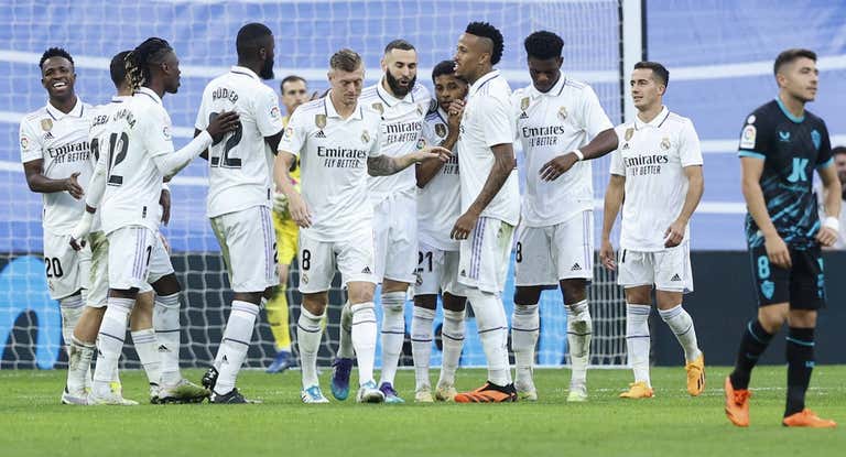 Los jugadores del Real Madrid celebran uno de los goles de Benzema.