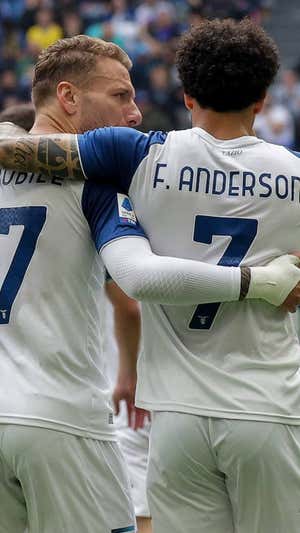 Felipe Anderson celebra el gol que abrió el partido.  EFE