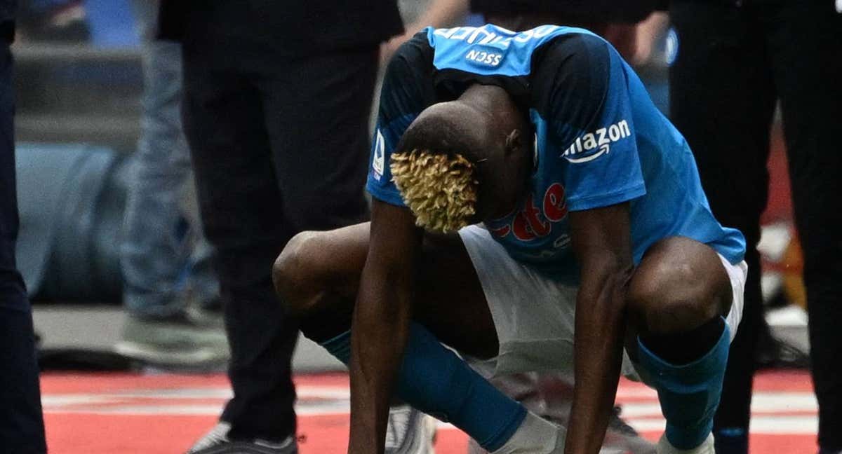 Osimhen se lamenta tras el final del partido. /AFP