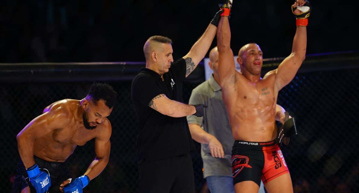 Enoc Solves celebra su victoria sobre James./AFL MMA