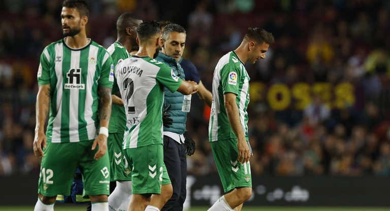 Joaquín Sánchez se retira lesionado del Camp Nou.