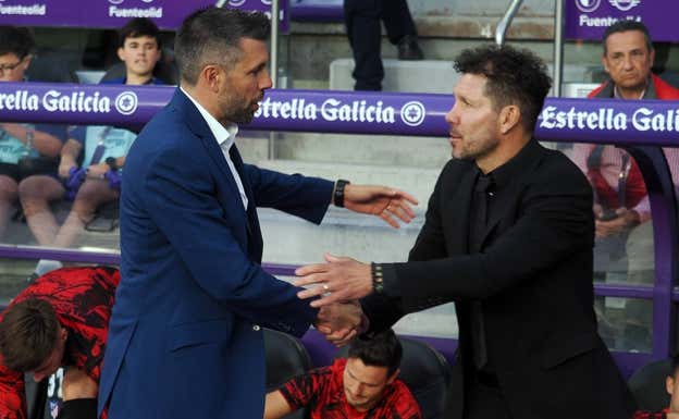 Pezzolano y Diego Pablo Simeone se saludan en el José Zorrilla.  EFE