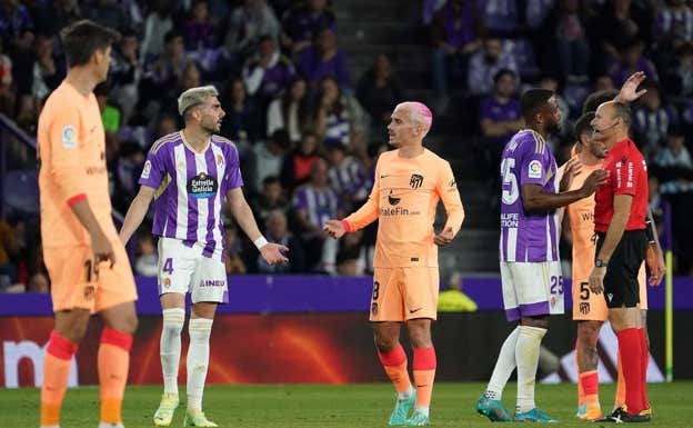Mateu Lahoz conversa con Larín un poco antes de que el canadiense lanzara el penalti.  AFP