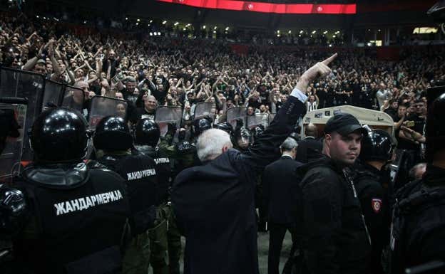 Obradovic saluda a sus aficionados en Belgrado.  AFP