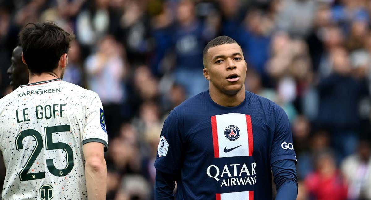 Mbappé durante la derrota ante el Lorient. /AFP