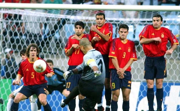 Chilavert lanza una falta ante la selección española en el Mundial de Corea  EFE.