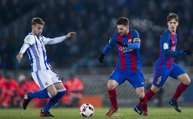 David Concha disputa un balón con Messi en Anoeta.  GETTY