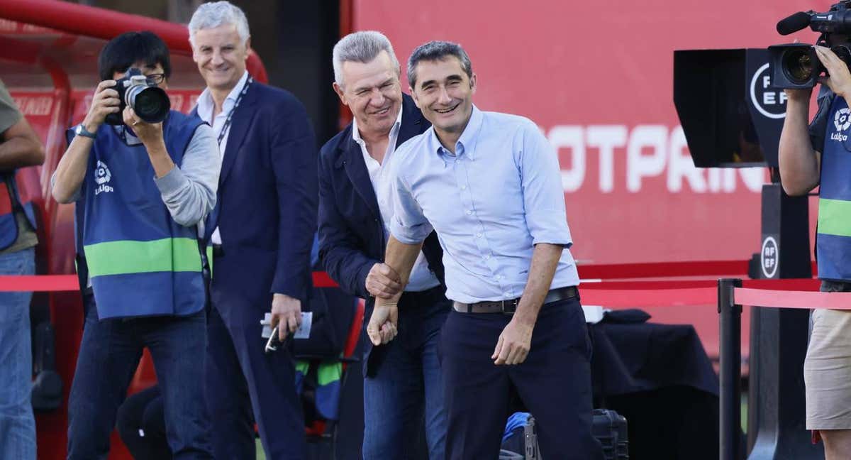 Aguirre y Valverde bromean en la previa del partido./EFE