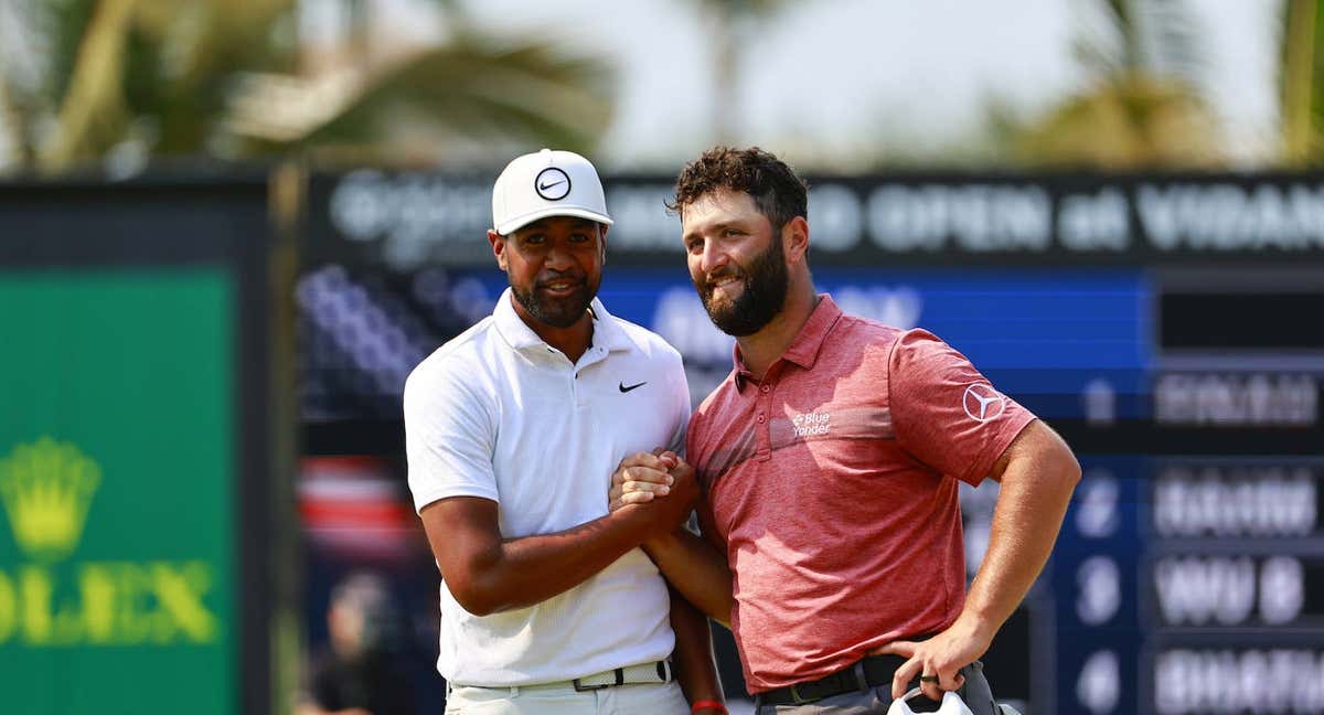 Rahm saluda a Tony Finau tras la disputa del Abierto de México./EFE