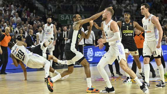 Punter y Tavares intercambian golpes mientras Yabusele hace una llavede judo a Exum. /EFE