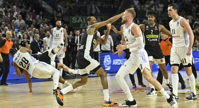 Punter y Tavares intercambian golpes mientras Yabusele hace una llavede judo a Exum.