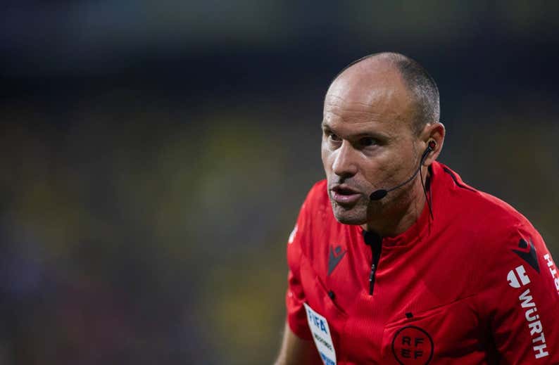 El peor momento arbitral con aires de huelga, pérdida de peso internacional y… renovación