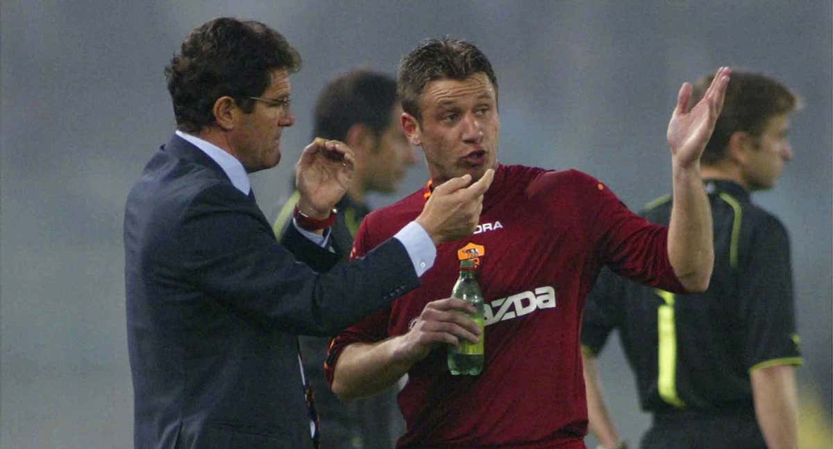 Fabio Capello le da instrucciones a Antonio Cassano en un partido de la Roma. /Getty