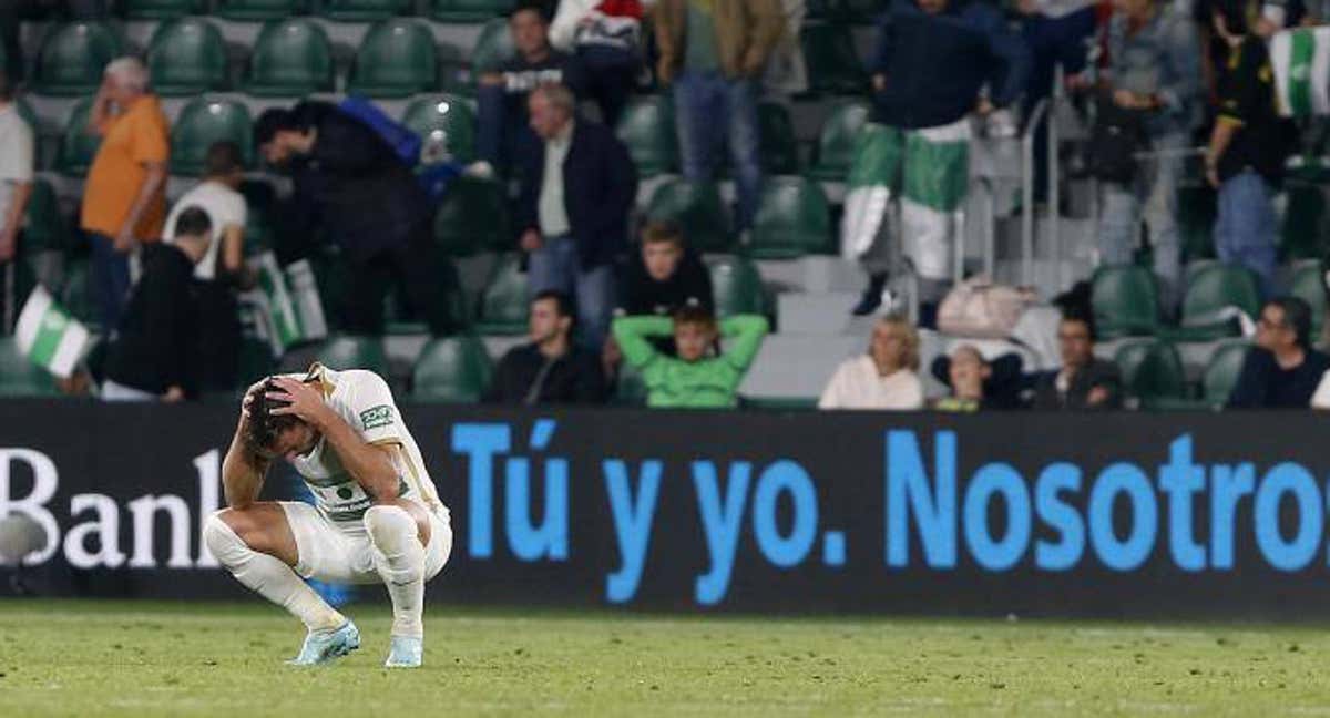 Boyé se lamenta en el Martínez Valero. /EFE.