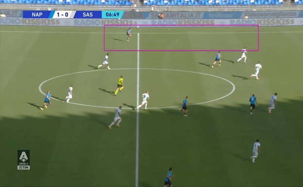 Una vez recibe Mario Rui, el pasillo es enorme.