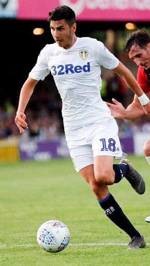 Mújica jugando un partido con el Leeds.