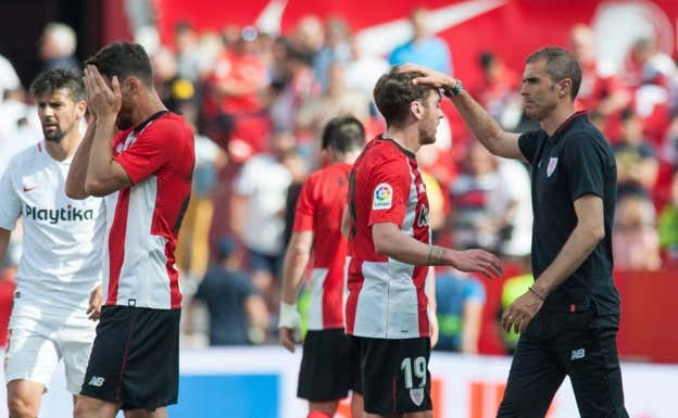 Aduriz e Ibai se lamentan tras caer en el Sánchez Pizjuán, junto a Garitano. Athletic Club