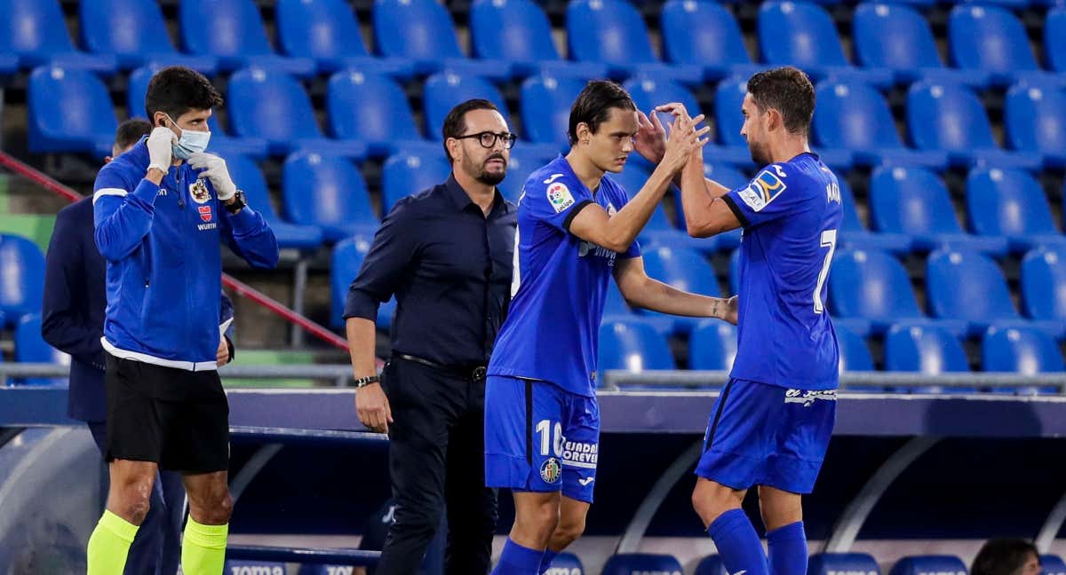 Bordalás, Unal y Mata, en un partido con el Getafe./AFP