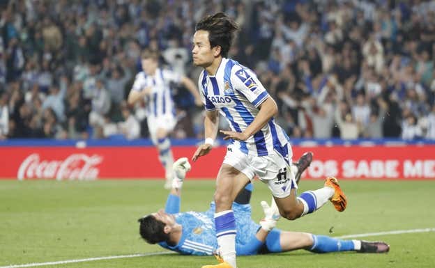 Kubo, tras batir a Courtois.  EFE