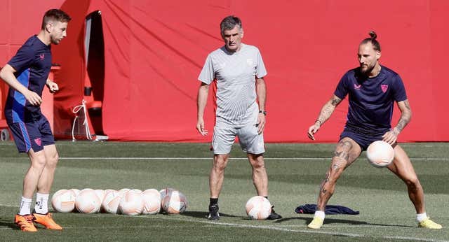 José Luis Mendilibar: «Las escaleras hay que subirlas de una en una; de tres en tres puedes darte un tortazo»