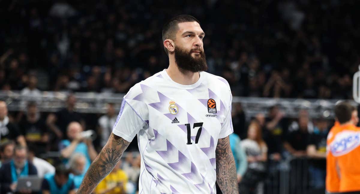 Vincent Poirier durante el calentamiento en el Stark Arena. /Nikola Krstic/Getty Images