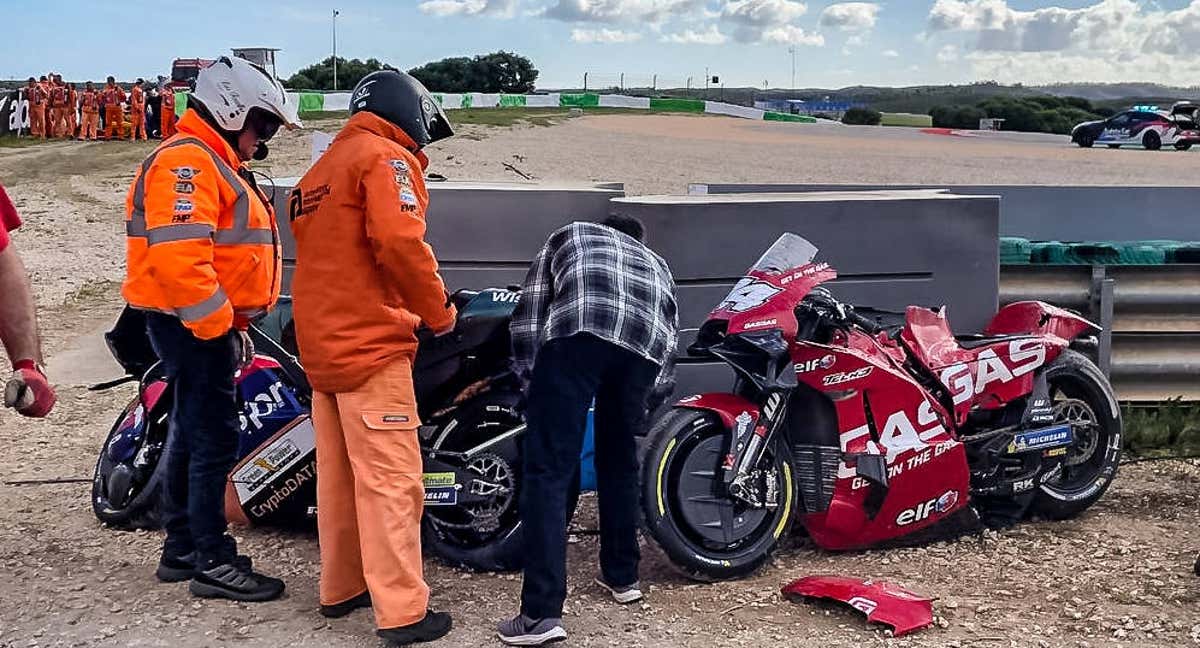 Las motos accidentadas de Miguel Oliveira y Pol Espargaró, en el GP de Portugal 2023 de MotoGP.