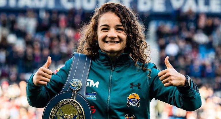 Sheila Martínez, tras hacer el saque de honor en el Ciudad de Valencia.