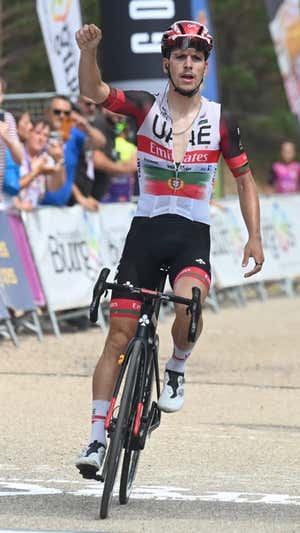 En agosto pasado, en las Lagunas de Neila, João Almeida consiguió su último triunfo hasta la fecha.  VUELTA A BURGOS / GONZALO ARROYO