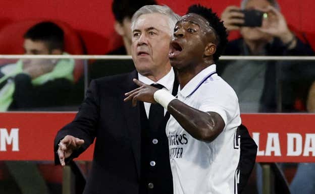 Ancelotti, con Vinicius.  RELEVO