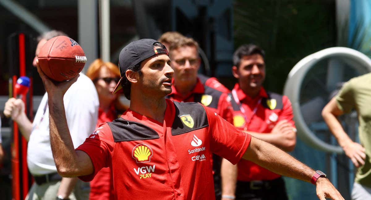 Carlos Sainz, lanzando un balón de fútbol americano en el paddock del GP de Miami 2023. /Reuters