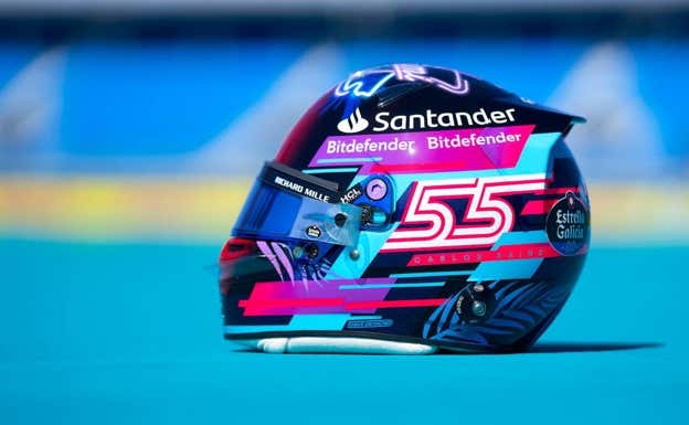 Imagen del nuevo casco que Carlos Sainz estrena en el GP de Miami 2023 de F1.  Ferrari