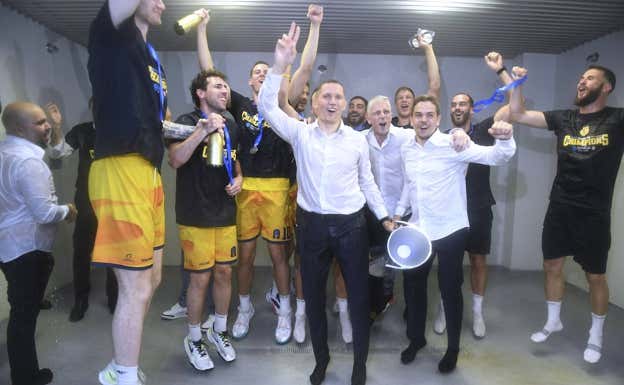 Lakovic, ayer, celebrando el triunfo.  GRAN CANARIA