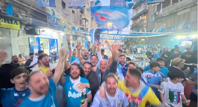 Nápoles enloquece y recuerda a Maradona en una celebración que acaba en tragedia