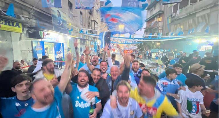 Nápoles celebra en las calles de la ciudad el título liguero de su equipo.