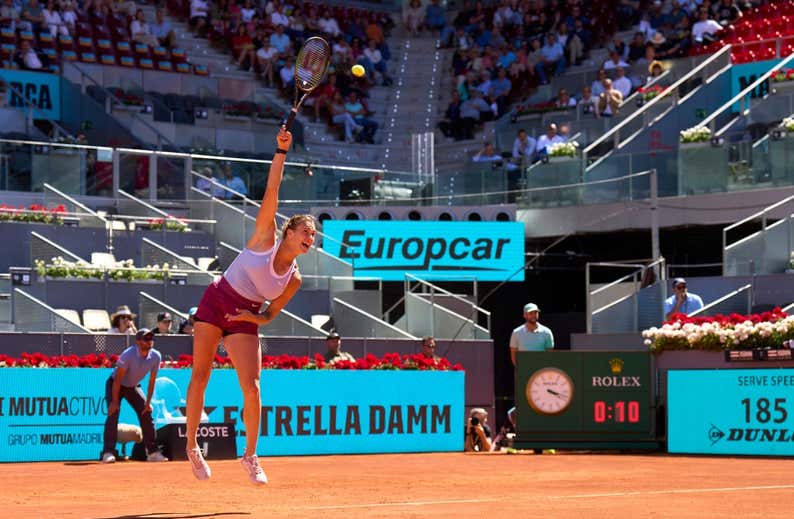 Un tenista frustrado enseña a sacar a la campeona de Madrid: «Hasta que no metas diez, no nos vamos»