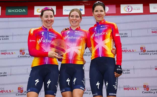 Demi Vollering, en el centro, junto a dos compañeras de SD Worx.  UNIPUBLIC / SPRINT CYCLING