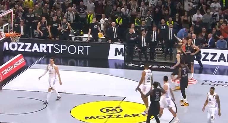 Los jugadores del Partizan durante la última jugada de la primera parte.