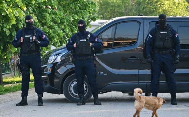 Policía de Belgrado tras el tiroteo en una escuela. Efe