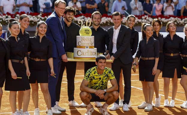 Alcaraz posa con la tarta de su cumpleaños después del triunfo ante Coric. EFE