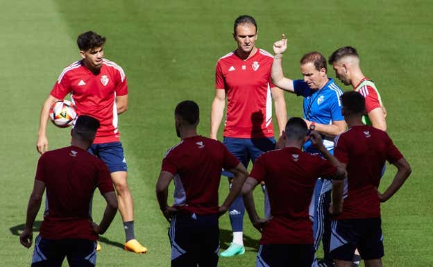 Arrasate, durante el entrenamiento de este viernes en La Cartuja.  EP