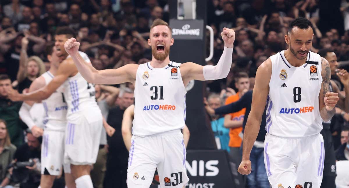Dzanan Musa y Adam Hanga celebran la victoria en el cuarto partido contra el Partizan./EFE