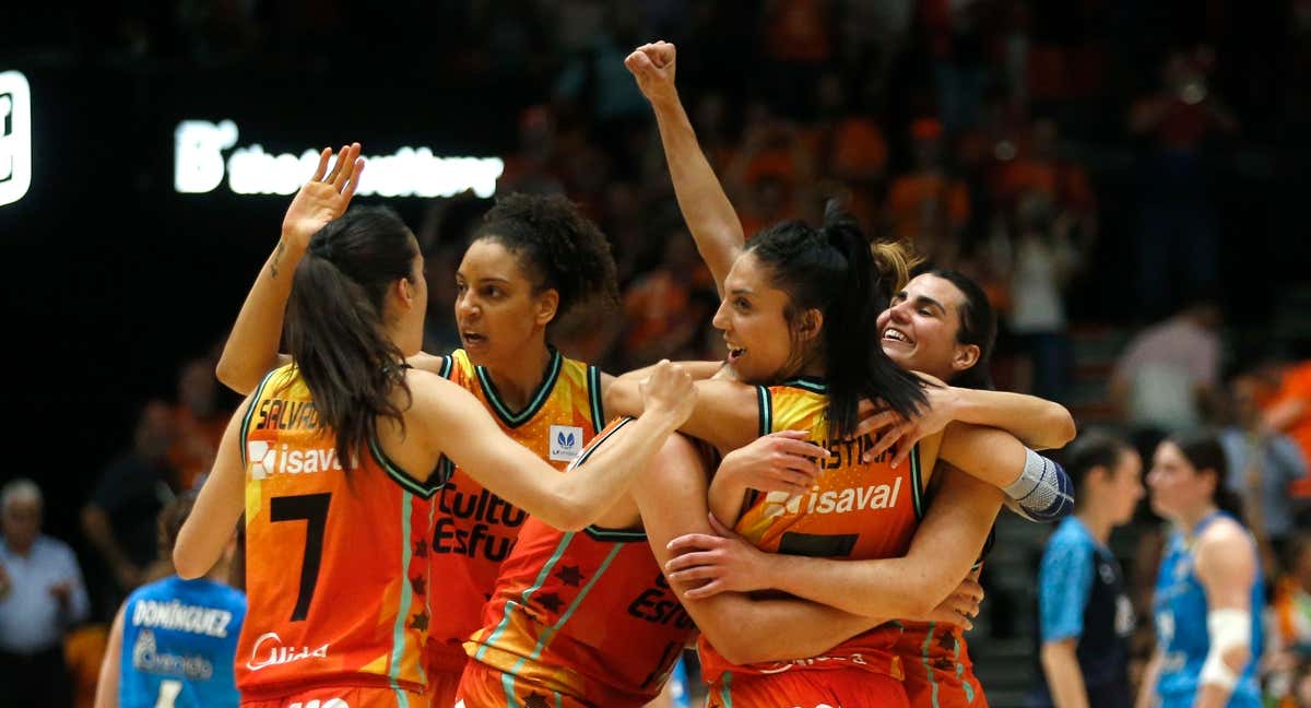 Las jugadoras de Valencia Basket celebran el triunfo ante Perfumerías Avenida./VALENCIA BASKET