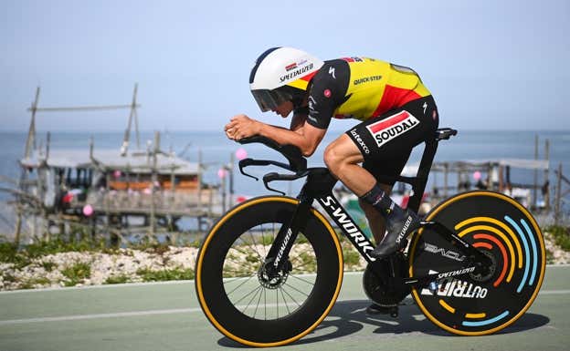 Remco Evenepoel, durante su contrarreloj victoriosa.  RCS / LA PRESSE
