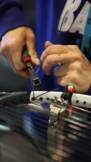 Virginia encordando una de las raquetas de Alcaraz. BABOLAT