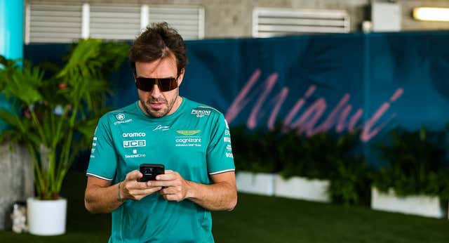 Historia de cómo la burbuja de Taylor Swift ha situado a Fernando Alonso como as del marketing