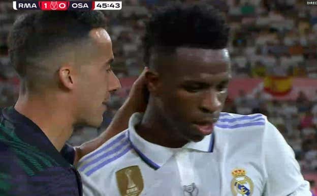 Lucas Vázquez, intentando calmar a Vinicius.  Movistar