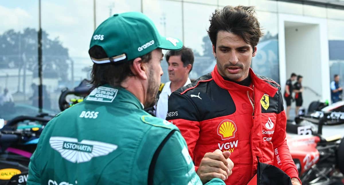 Fernando Alonso y Carlos Sainz se saludan después de la clasificación./AFP