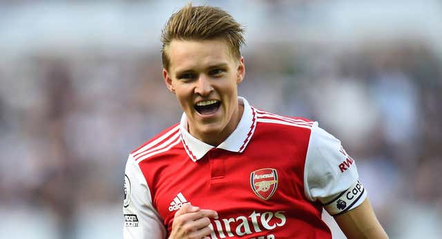 Odegaard tira de un Arsenal que apura la Premier hasta el final